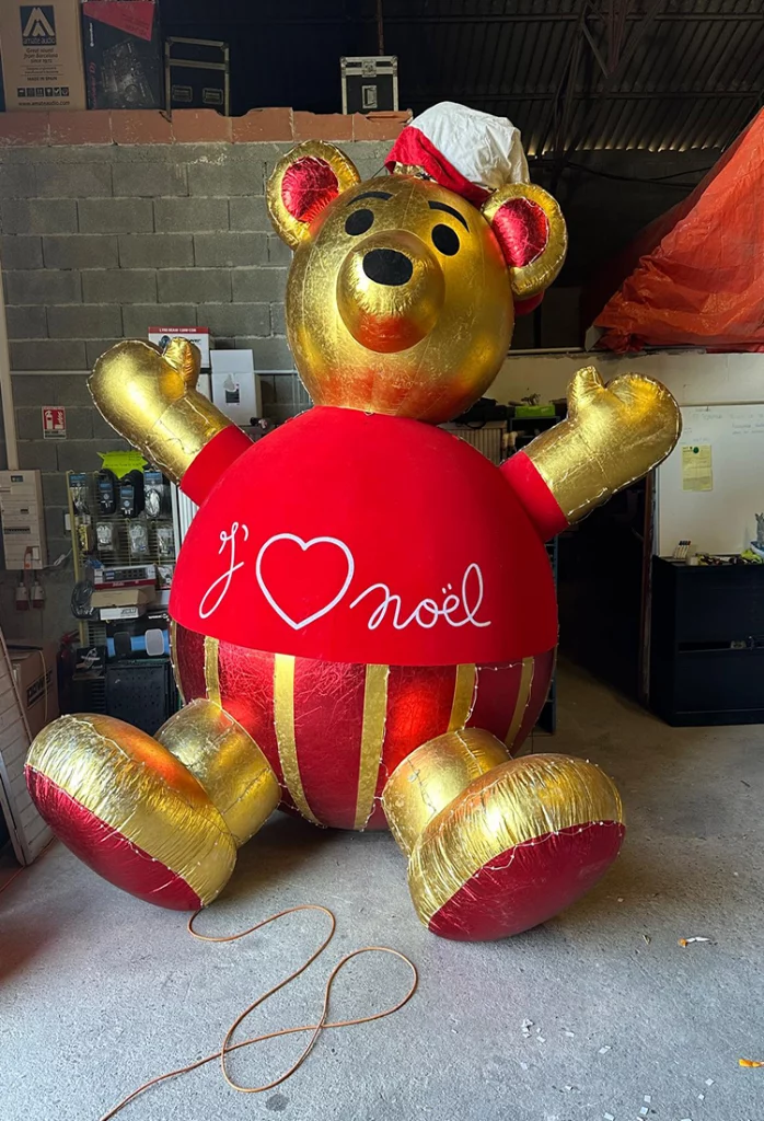 Ours gonflable géant pour animations et décorations de Noël en événementiel