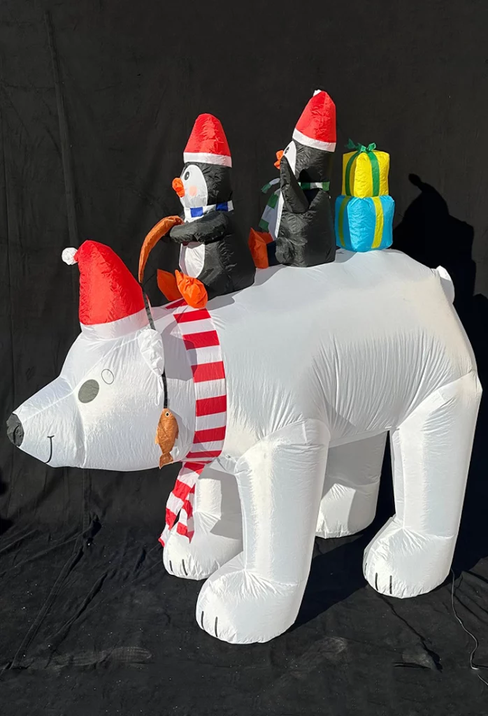 Décoration gonflable ours polaire et pingouins pour village de Noël